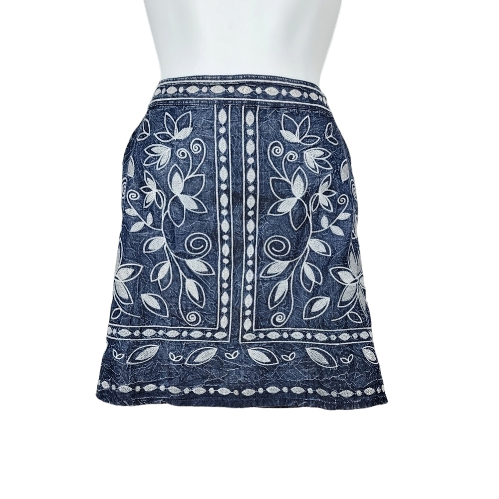 CHLOE & KATIE EMBROIDERED MINI SKIRT